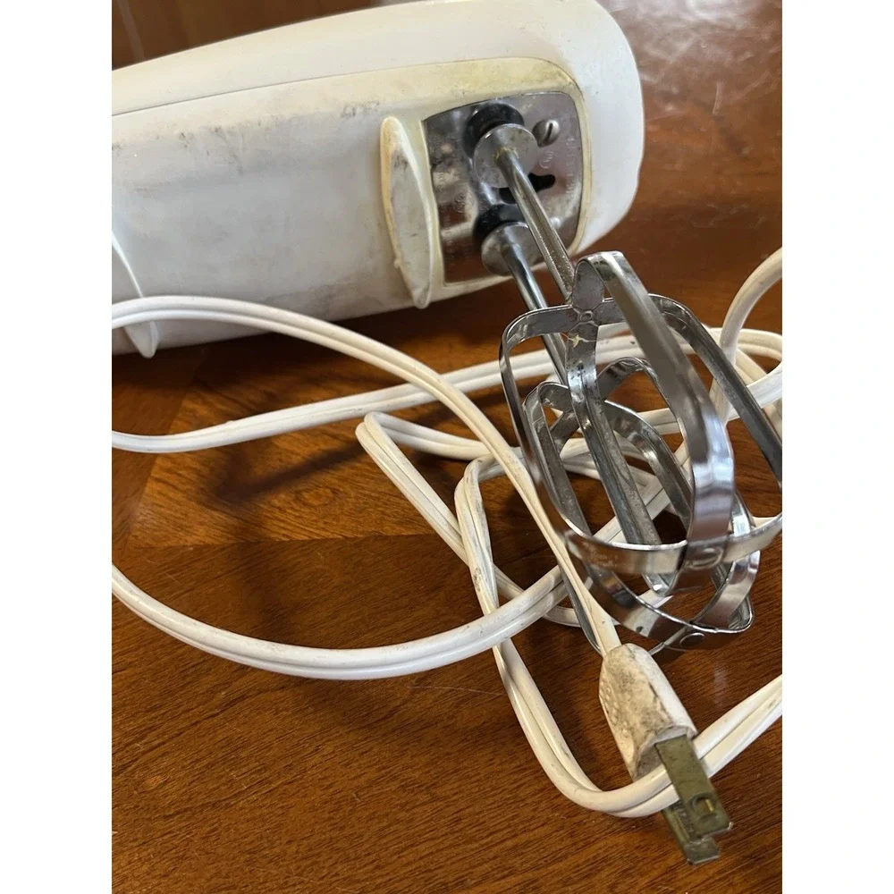 Vintage GE General‎ Electric Ivory Hand Mixer 30M47 Handheld Kitchen
